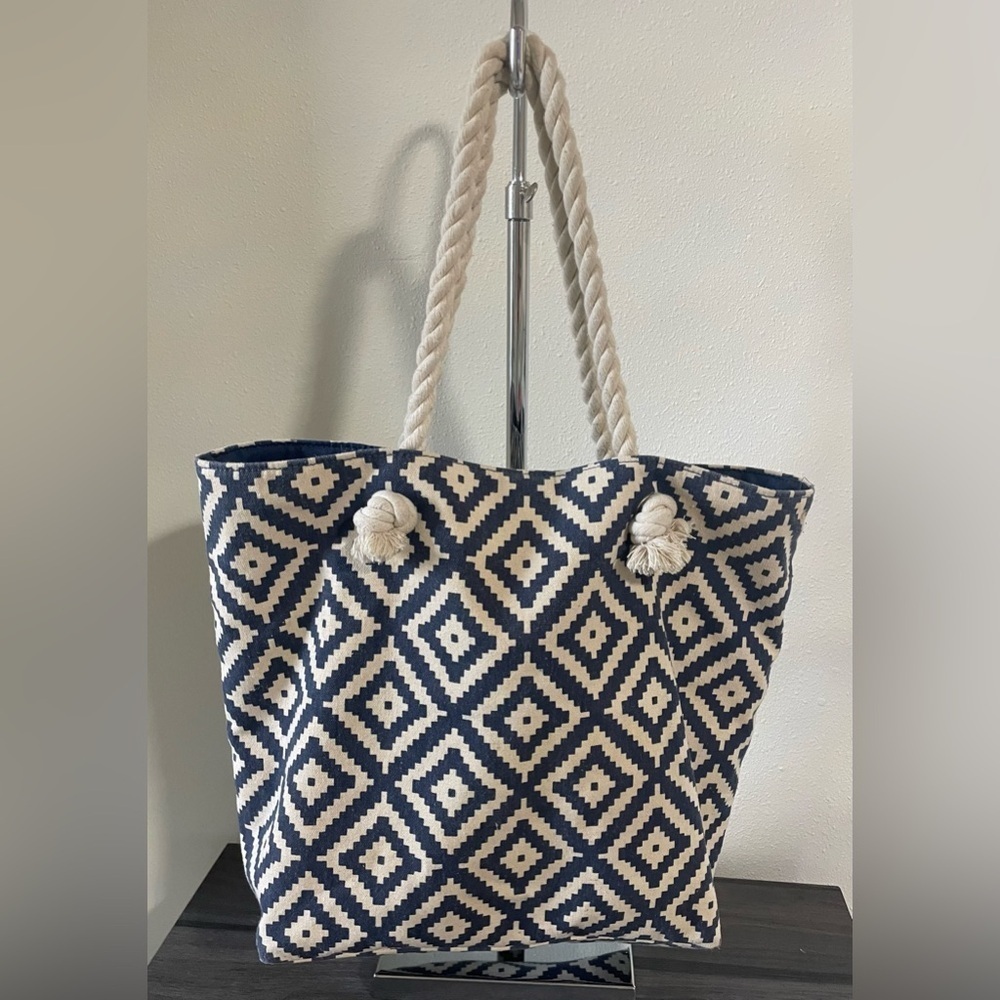🏖️ Navy and White Geometric Tote Bag by Summer & Rose EUC